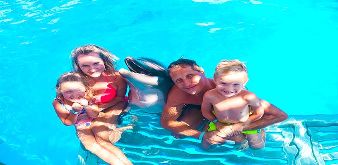 Familienfotosession im Schwimmbad